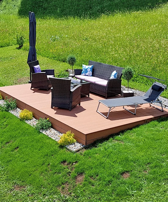 gemütliche gartenlounge im sommer